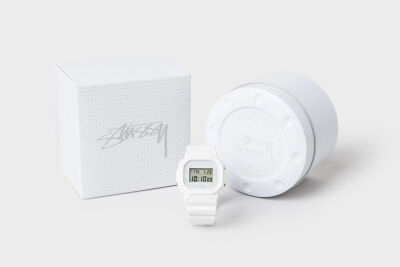 潮流服饰品牌 Stussy 与卡西欧再次推出合作款 G-SHOCK，黑白两色的 DW-5600 