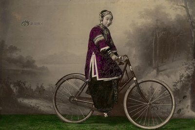缠足女子和自行车合影。上海耀华照相馆，手工着色，1905年前后。供图|仝冰雪