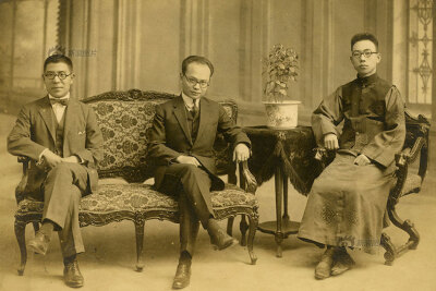 王泽宽三兄弟合影。天津鼎张照相馆，1920年前后。照片中，身着西装的两兄弟坐在西式沙发上，身着中式服装的王泽宽也端坐在西式但丁椅上，背景也为纯西式风格。图文|仝冰雪