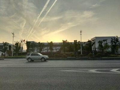 下班时节，手机拍摄，感谢其他车辆的不入境