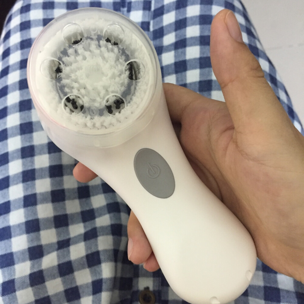 这个也不用介绍，clarisonic 洗脸刷，我买的Mia1。当时很纠结买哪个，结果售货员小哥直接说你就买Mia1可以了，功能太多也是累。我是个怕麻烦的人，隔一天用一次，感觉非常好，脸摸起来特别滑软，感觉一代真的就可以了。