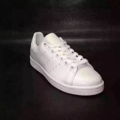 阿迪达斯小白鞋