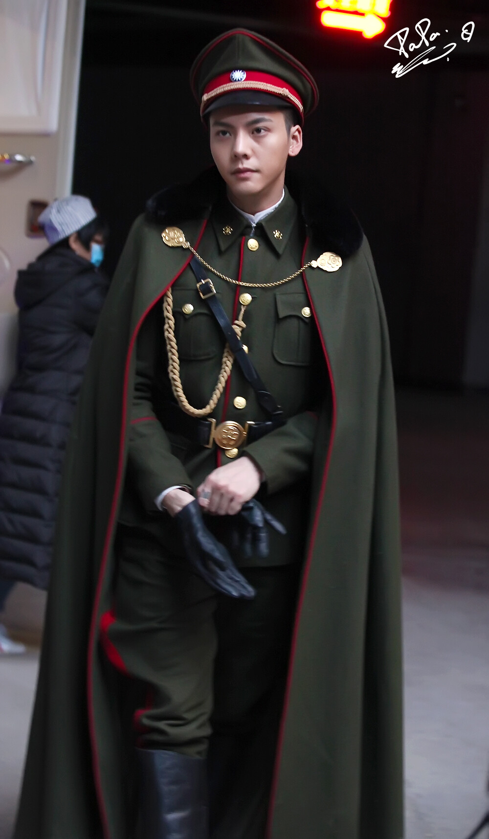 【陈伟霆】【cwt】【陈等等】 老九门 张启山张大佛爷 探班 1000 x 1715 px (图源： 微博@PAPA_只对陈等等氵亏)