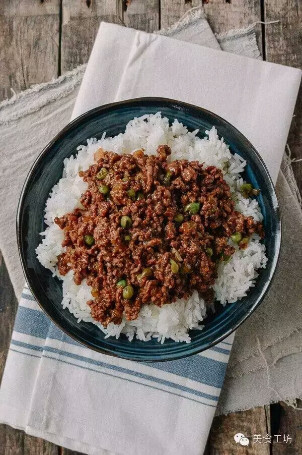 ☞肉末盖饭☜
半斤牛肉末
1个洋葱（切丁）
3瓣大蒜（切末）
1杯豌豆
1汤匙料酒
适量豆瓣酱
2汤匙生抽
1茶匙老抽
1茶匙芝麻油
1小茶匙白胡椒粉
2汤匙玉米淀粉
适量油
1、开大火，倒油，放入牛肉末，用铲子把牛肉末打散，炒至略焦黄。加入洋葱、大蒜和料酒，转中火。炒到洋葱呈半透明的，然后倒入水，煮沸，转小火。
2、加酱、生抽、老抽、芝麻油和白胡椒粉，搅拌，盖上盖子煮10分钟。揭开锅盖，放豌豆，炒1分钟。
3、淀粉用水勾芡成浆，倒入锅中，不停搅拌，让汤汁变厚。出锅，盖在米饭上~
