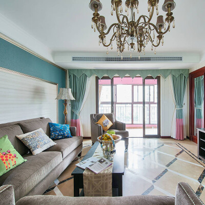 清新明亮的客厅，添加上了冰激凌色的窗帘和颜色鲜艳的靠枕，让这个客厅大气又活泼精致