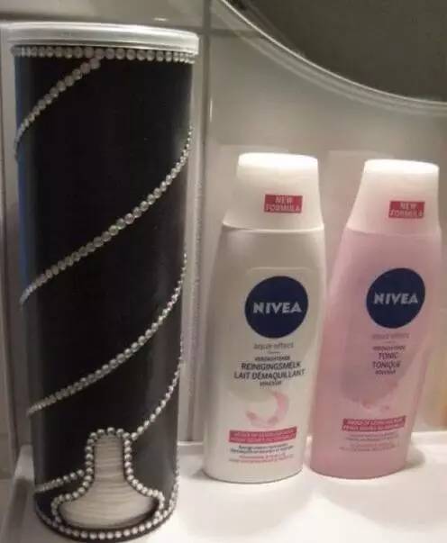 化妆棉是女生必不可少的日用品。只需在薯片罐底下割出一个小洞，就能够很方便地进行抽取跟补充，贴上闪亮亮的水钻后，根本没人能猜到原本是薯片罐!