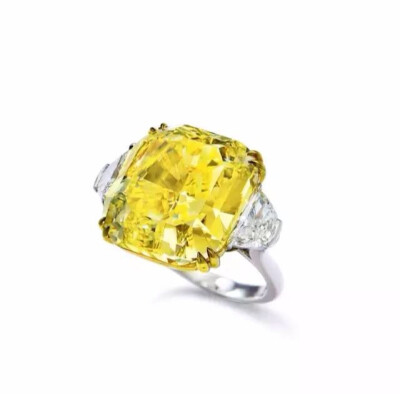 Scarselli設計 27.51克拉艷彩黃鑽石配鑽石戒指，VVS1淨度
鉑金鑲嵌27.51克拉長方形切割艷彩黃鑽石，兩側配鑲鑽石，指環尺寸6。