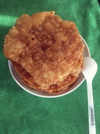 煎饼果子薄脆
用料  
馄饨皮或饺子皮（成品） 食用油 若干
芝麻 自便
做法  
1
外面买的馄饨皮或饺子皮最好，因为里面已经加了盐，且有一定淀粉，遇水两片比较容易粘合
2
把两片面皮叠在一起，抹点水让两片更好的粘合
3
粘好后尽量擀的薄一点，比较容易熟
4
油热把皮下到锅里，尽量开小火，否则熟太快容易糊了
5
用筷子把两片戳一下，排出中间空气，更好的粘合
6
炸至金黄色便可以出锅了，越薄越容易里外都渗透进去，以便于果子更脆！
小贴士
馄饨皮比饺子皮更合适，外面买的里面加了盐，比自己家做得好