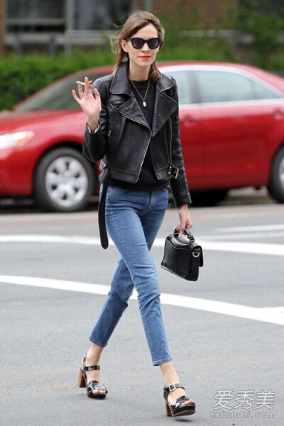 Alexa Chung——用皮夹克配黑色打底衫和九分裤牛仔裤，帅气利落，极具气场。
