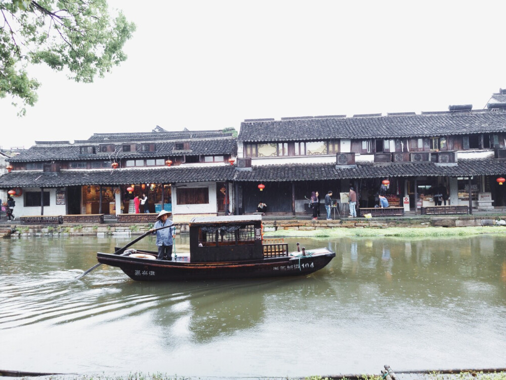 小桥流水的江南景色真的好美，好想在这里住下去，过安逸的日子！