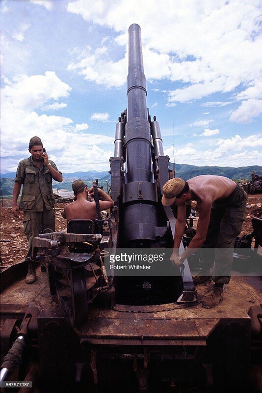 [cp]M-110 203MM炮，越战~Artillerymen of the 2nd battalion 94th field regiment of artillery at 203 mm self-propelled howitzer M-110. military base “Camp Carroll,” Vietnam, 1970-th year.[/cp]