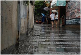 朋友说雨天逛厦门小巷更是一件妙事。