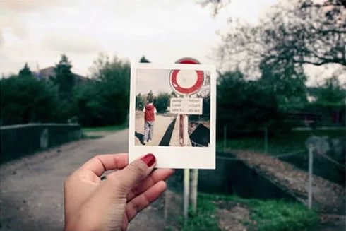  十分盼望能回到我少年时代生活过的地方去。我觉得，当我重新走在儿时走过的幽静小路上时，过去那种言笑无厌的幸福时光会有一些重新回到我的心头。——大仲马《蒙梭罗夫人》