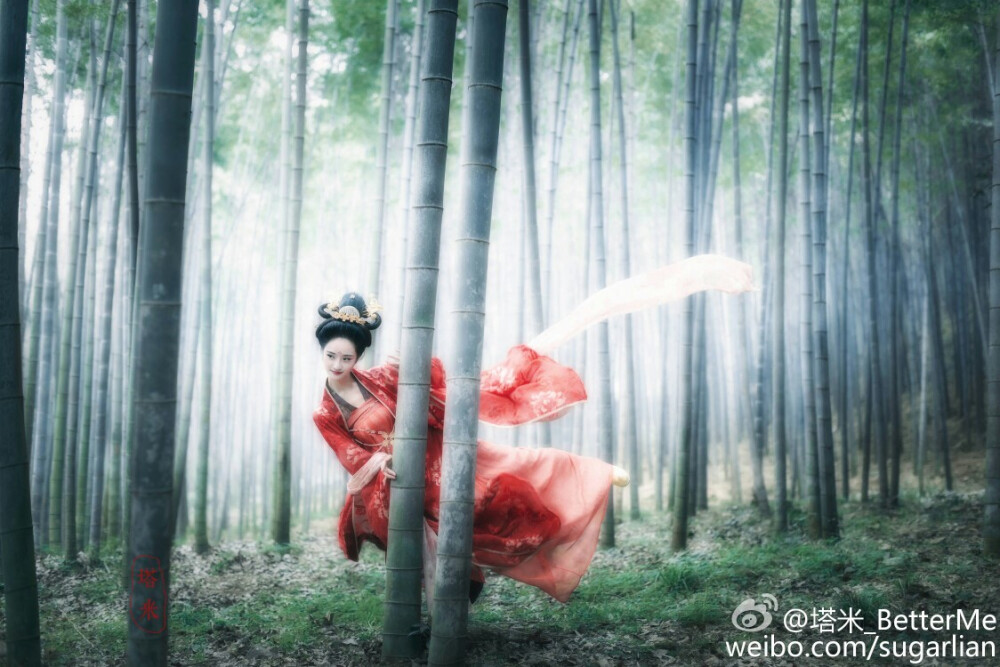【神仙卷 · 东山神女】
#汉服摄影大赛#
东山之上兮有神女 披华衣兮沐兰泽
出镜感谢：@虫虫chongchong-1 @呆萌夏夏君其实一点都不萌
妆造感谢：@簪花阁小乔
服装感谢：@飞竹柴 @簪花阁汉服工作室
文案感谢：@琉璃箜篌
同行感谢：@那缕温暖的阳光丶 @卧舟枕水 @唯美清逸安
活动方：@重回汉唐汉服店
【东山神女】
东山之上兮有神女
披华衣兮沐兰泽
体轻盈兮貌妍姝
玉颜兮温润
柳眉兮蚕蛾
眼眸兮精朗
朱唇兮若丹
斜风掩映兮流连
乘霞涉虹兮嬉戏
腾云踏雾兮顾盼
美目渺渺兮巧笑
既姽婳于层云兮
又婆娑兮人间
天地俯仰兮
万物灵长