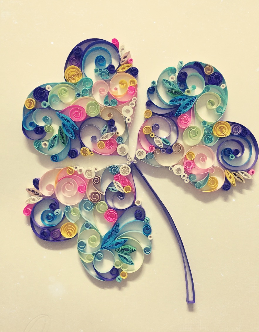 一片叶子的三叶草，她的花语代表祈求；两片叶子的三叶草，她的花语代表希望；三片叶子的三叶草，她的花语代表爱情；而四叶的三叶草，她的花语代表幸福。