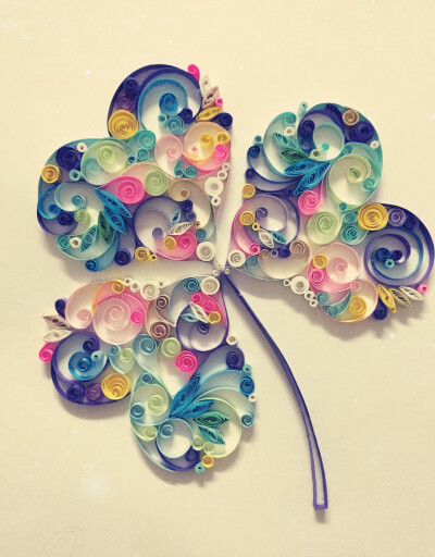 一片叶子的三叶草，她的花语代表祈求；两片叶子的三叶草，她的花语代表希望；三片叶子的三叶草，她的花语代表爱情；而四叶的三叶草，她的花语代表幸福。