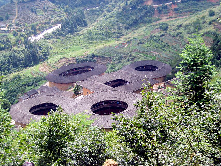 福建土楼，山路崎岖，晕车者慎去。土楼里面有买自种的茶（好喝！），天然蜂蜜（好吃！），村民的油画（好看！）。