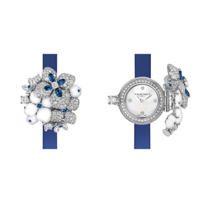 Hortensia Voie Lacte 隐秘腕表，by Chaumet
白金表壳，镶嵌钻石、蓝宝石、白玉髓，石英机芯，蓝色绢表带。