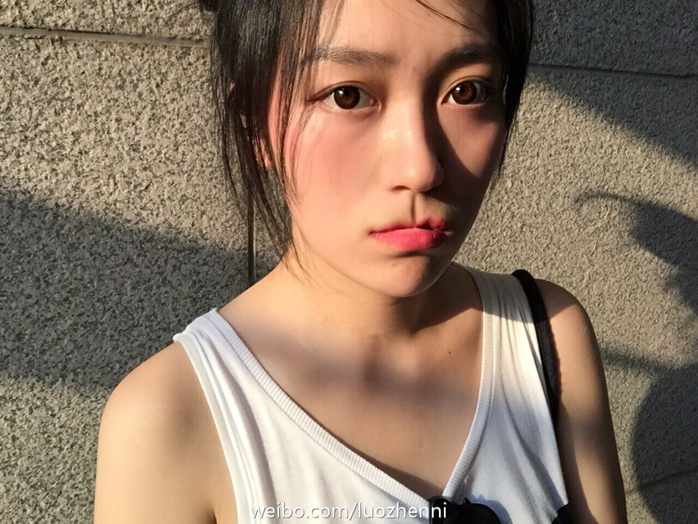 明明可以靠颜值偏偏要搞笑