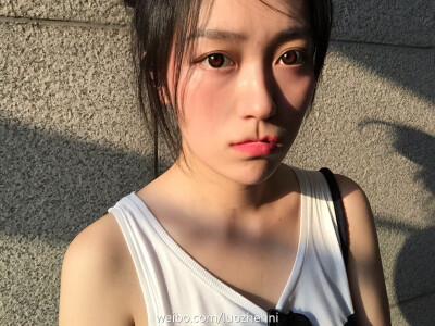 明明可以靠颜值偏偏要搞笑