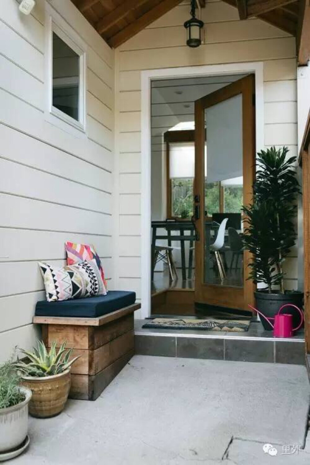 
关于加利福尼亚的那些小屋，我最喜欢的就是这种小车库，经常会在后院见到。我有好长时间都在想，如果我也有这样的住处，一定会把它改装成我的终极工作室。后来我发现并不只是我一个人有这个想法，在从奥克兰罗斯庄园邻居那儿买下这个小屋的时候，艾莉森和艾德就打算把这个小车库改装成工作室了。这些年我们一直在管理公寓和咖啡馆外的婚纱摄影行业，因此有一个单独的工作室是十分必须的。但小车库的大小限制给建造理想工作室提高了难度，为了更好地建造工作室，夫妇俩找到了足够大的空间用来接待客户、存放日常设备用品，还另外找到了两个工作台。现在这工作室看起来明亮清新，是接待客户和洗照片的好地方。