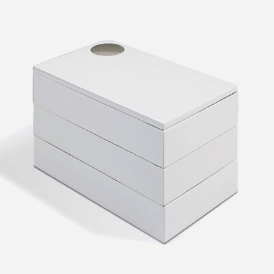 突破传统层叠式的首饰盒设计，融入隐藏转轴，避免与首饰磕碰；
Umbra的这款首饰盒，每一层均可360°旋转，简洁大气，完美无死角。