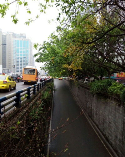 雨中的山城