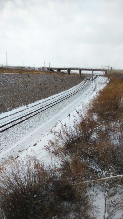 沿着这落满雪的轨道一路向前