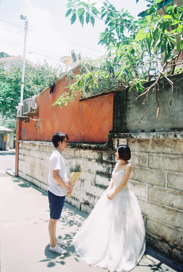 “你来人间一趟，你要看看太阳，和你的心上人，一起走在街上” 。微博@摄影师叶树，公众号yeshuphoto