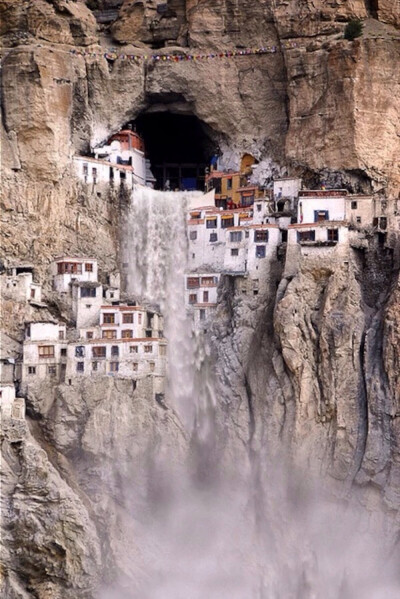 西藏 悬崖上的村落与庙宇