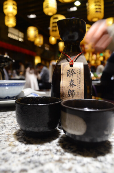 最喜欢的一张。醉春归。光听名字就醉倒在南京美景之下了~梅子酒。蛮可口的。微酌一点，和我大雨诗干杯。喝的满脸红扑扑的~