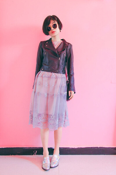 皮衣搭配蕾丝裙，永远不过时搭配，黑色的帅气配蕾丝裙的仙气，将混搭进行到底