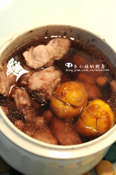 【板栗黑豆炖排骨】用料：排骨150g、花生1小把、黑豆1小把、板栗若干。做法：1.黑豆提前浸泡3小时；板栗水煮去衣。 2.把所有材料放入炖盅慢炖3小时加适量盐即可食用。