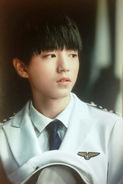大概没有几个男孩子能够能够小小年纪就把军装穿出岁月静好的帅气韵味吧