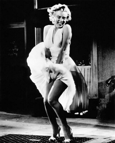  玛丽莲·梦露，美国20世纪最着名的电影女演员之一。她动人的表演风格和正值盛年的陨落，成为影迷心中永远的性感女神。1999年，梦露被美国电影学会评为百年来最伟大的女演员第六名。