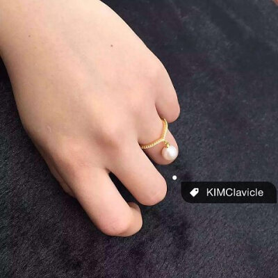 【KIMClavicle】珍珠 天使之泪 珍珠戒指戒圈 不是一般的圆圆戒圈而是做了很有设计感的流线型做成了类似肩颈的优美线条感，配上一颗白嫩的珍珠，惹人怜爱的天使就是你啦~