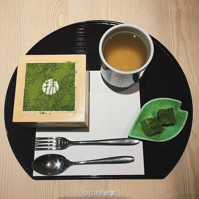 京都的抹茶专门店『MACCHA HOUSE 抹茶館』内的超人气甜品「宇治抹茶提拉米苏」，用传统的清酒容器“Hasu”做容器相当洋气。 #日本新鲜事#