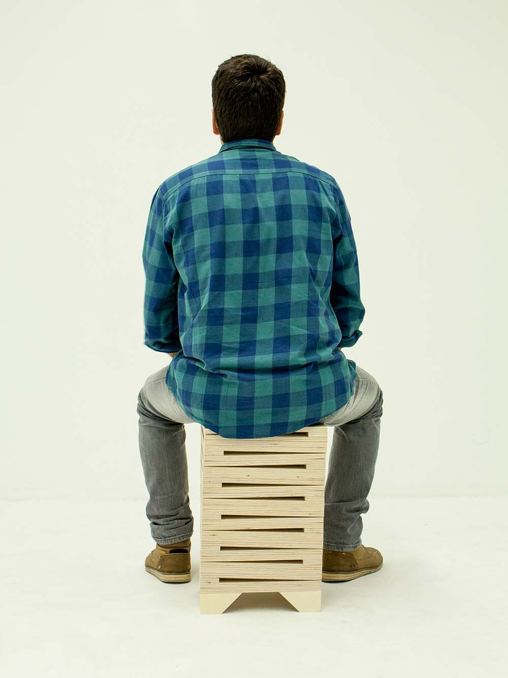 【Tilt Stool 倾斜凳】Tilt Stool 倾斜凳是一个关于舒适/不舒服的概念，由于它的平衡设计，它的每一处都会对向下的力产生反应。坐在上面你可能会感到不舒服，这是因为它没有一个固定的平衡点。