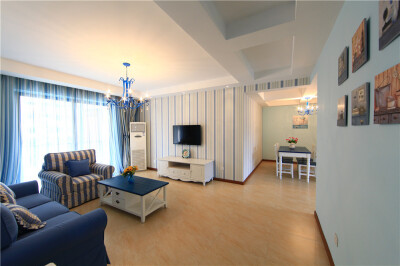蓝色天空下的田园两室两厅客厅装修效果图设计欣赏