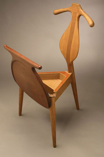 Hans Wegner 是著名的丹麦设计师，他设计过非常多的椅子，这款 Valet Chair 储藏椅除了造型比较新奇之外，还暗藏玄机，能够非常体贴的为你悬挂和收纳外衣和手表、首饰等物件。