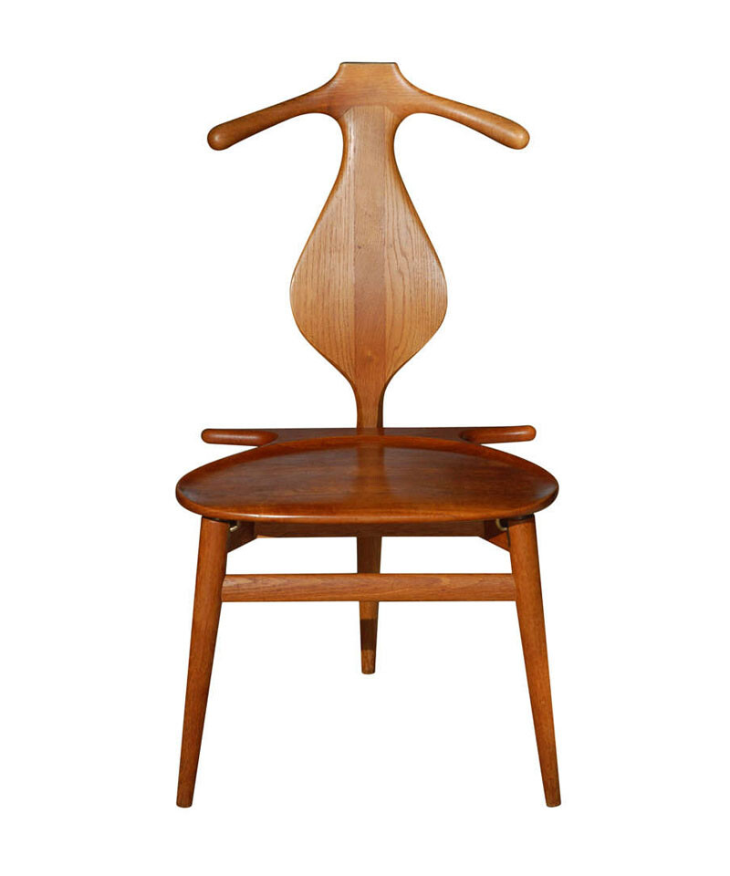 Hans Wegner 是著名的丹麦设计师，他设计过非常多的椅子，这款 Valet Chair 储藏椅除了造型比较新奇之外，还暗藏玄机，能够非常体贴的为你悬挂和收纳外衣和手表、首饰等物件。