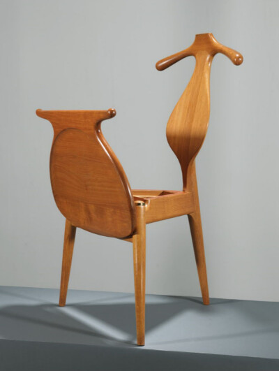 Hans Wegner 是著名的丹麦设计师，他设计过非常多的椅子，这款 Valet Chair 储藏椅除了造型比较新奇之外，还暗藏玄机，能够非常体贴的为你悬挂和收纳外衣和手表、首饰等物件。