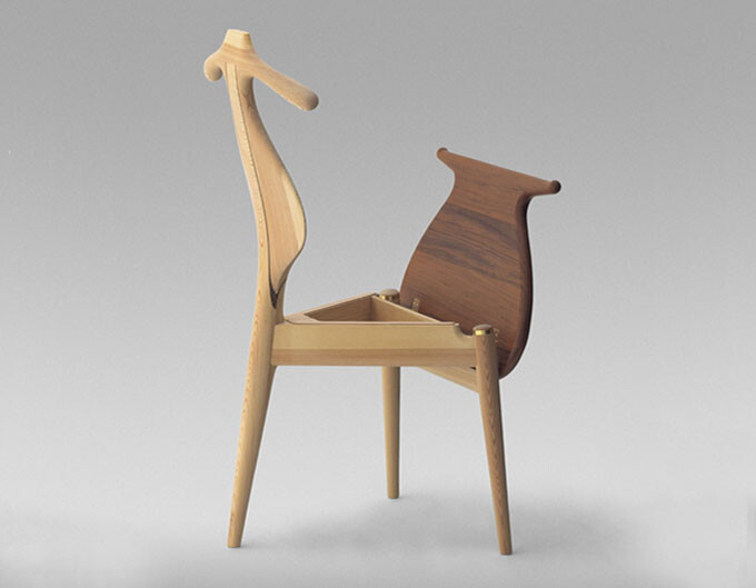 Hans Wegner 是著名的丹麦设计师，他设计过非常多的椅子，这款 Valet Chair 储藏椅除了造型比较新奇之外，还暗藏玄机，能够非常体贴的为你悬挂和收纳外衣和手表、首饰等物件。