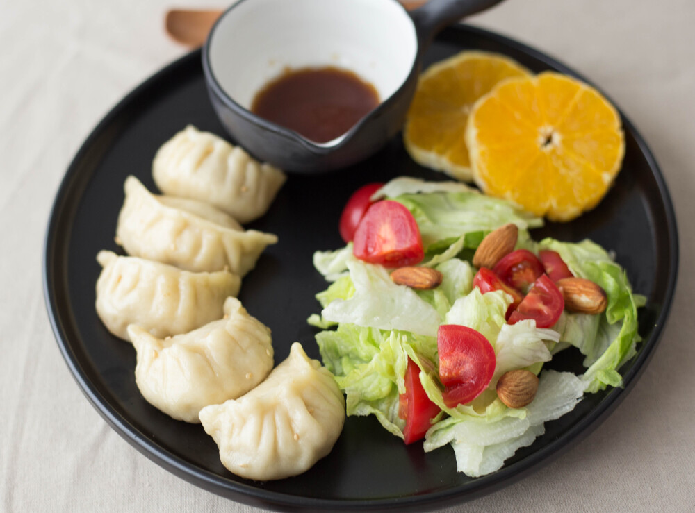 早餐：煎饺+蔬菜沙拉+橙子+香蕉+酸奶+麦片。饺砸是昨晚上自己包哒，包了一大堆冷冻好，早上的时候取出一些，平底锅里到点油，冷冻的饺子直接放入锅中，中小火煎至底部有点金黄色，倒入半碗水，水量大概淹没饺子1/3的样子，盖上盖子，中火煮5分钟的样子收干水分就好啦