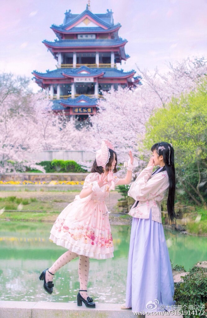 *初【私影】 出镜 汉服：榴莲 lo娘：幼唬 摄影：孙老师 后期：小佐 【晚樱祭·请记得我们的约定】 我想在与你相遇 不再是晚樱 而是走遍大街小巷 我想与你手牵手 与你一同漫步 互道晚安 不必在意旁人的目光 那我们就说好了 下一个世纪 我还想认识你 请记得我们的约定