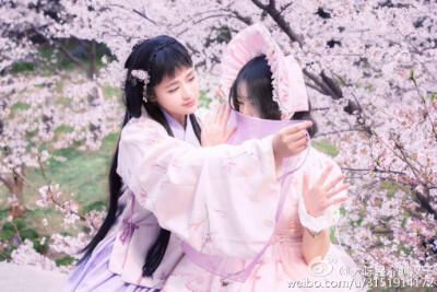 *初【私影】 出镜 汉服：榴莲 lo娘：幼唬 摄影：孙老师 后期：小佐 【晚樱祭·请记得我们的约定】 我想在与你相遇 不再是晚樱 而是走遍大街小巷 我想与你手牵手 与你一同漫步 互道晚安 不必在意旁人的目光 那我们就说…