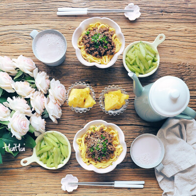 早安，今日早餐：蛋丝肉燥饭+清炒黄瓜+菠萝+花生浆。