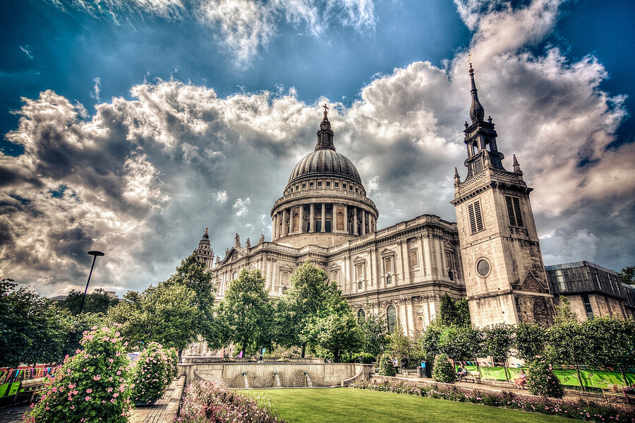 圣保罗大教堂—St.Paul's Cathedral
世界上多遥远的距离，都抵不过真爱。所以圣保罗大教堂脚下的肖恩羊已经学会活的从容又自在，他们也随时淡定的回忆着，当年戴安娜王妃和查尔斯王子在这里的大婚盛典，是啊!谁在年轻时不都幻想过：爱你一万年。