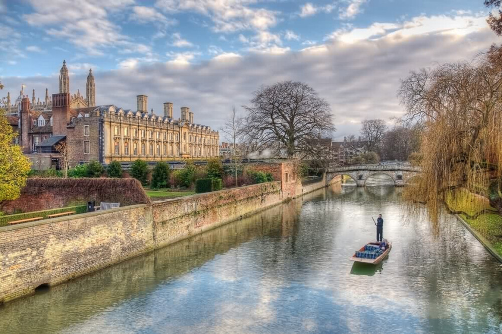 剑桥—Cambridge
剑桥的早晨美妙而空旷，随便一个草坪都有几个足球场大，奢侈的展示着剑桥学院的傲娇。一路晨跑让人更加惦念的，也许是在叹息桥下接吻，爱情便可天长地久；也许是数学桥的醉人风景，和徐志摩的康河金柳。