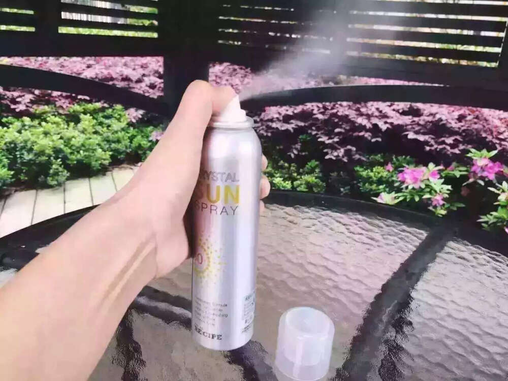 【水晶防晒喷雾】150ML。夏季标配 人手一瓶 学生党们军训的时候也用得到哦！还有去学车的，旅游的一定要记得喷，轻轻一喷轻松搞定，喷出来的是水晶雾 ，凉嗖嗖的，瞬间降温。特别密，化多浓的妆都可以随便补~